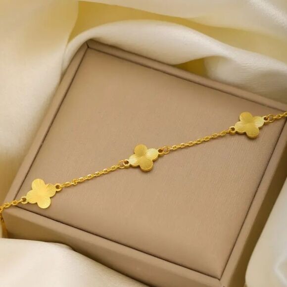 Elegant Gold Clover Bracelet - Picture 4 of 4